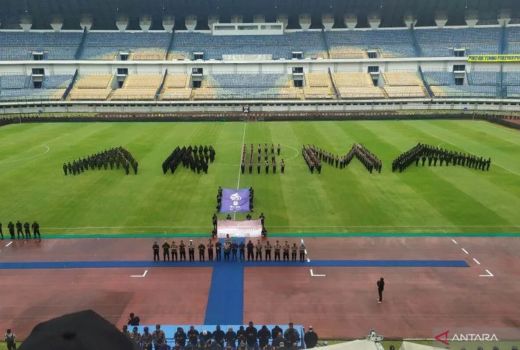 TNI-Polri Bentuk Konfigurasi Bertuliskan Arema di GBLA Usai Tragedi Kanjuruhan - GenPI.co JABAR