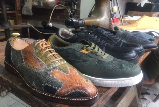 Unik! Di Bandung Ada Produsen yang Membuat Sepatu dari Kulit Ceker Ayam - GenPI.co JABAR