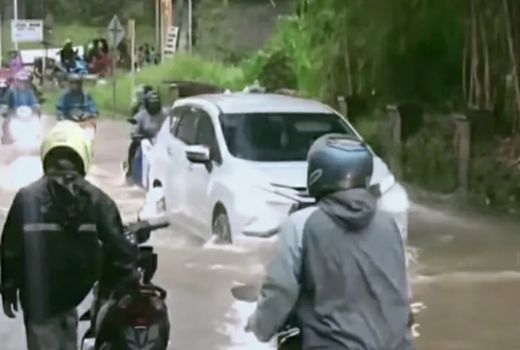 Banjir Terjadi di Gerbang Tol Sadang dan Sejumlah Ruas Jalan Purwakarta - GenPI.co JABAR