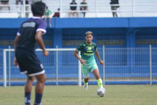 Dapat 5 Jahitan di Pelipis, Bek Persib Kabarkan Kondisinya - GenPI.co JABAR