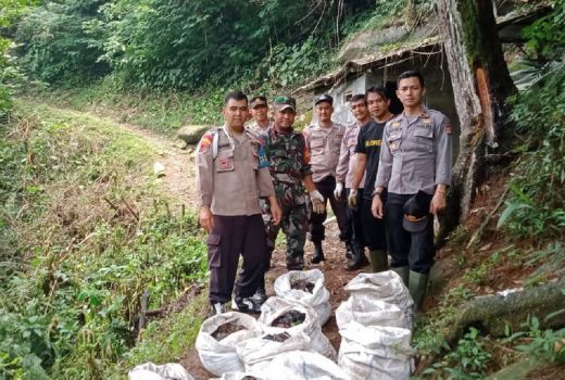 Duh, Situs Budaya Nagara Padang Bandung Ditemukan Banyak Pakaian Dalam Perempuan - GenPI.co JABAR
