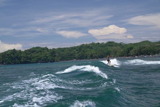 Favorit Peselancar, ini 5 Alasan Datang ke Pantai Batu Karas - GenPI.co JABAR