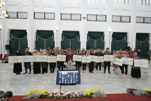 Berkumpul di Gedung Sate, Ratusan Siswa di Jabar Senang Bukan Main - GenPI.co JABAR