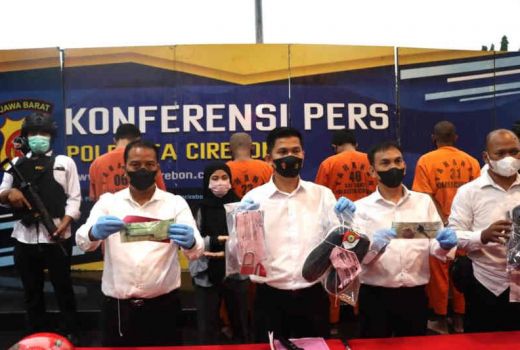 4 Pria di Cirebon Hanya Bisa Tertunduk di Kantor Polisi, Kelakuannya Bikin Geram - GenPI.co JABAR