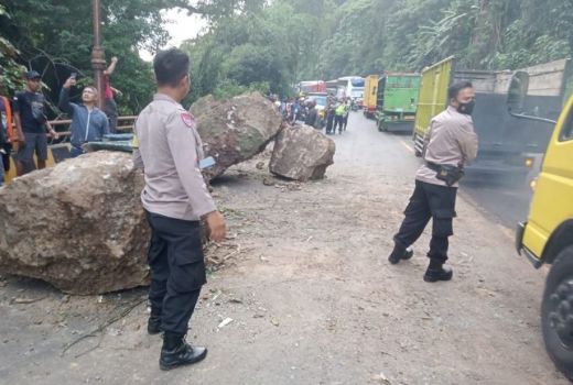 Tak Ada Hujan, Tebing di Cadas Pangeran Longsor Timpa 2 Mobil - GenPI.co JABAR