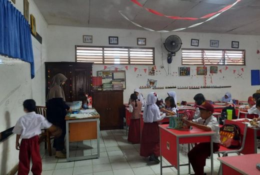 Siswa SDN Pondok Cina 1 Depok Tetap Sekolah Meski Tanpa Guru - GenPI.co JABAR