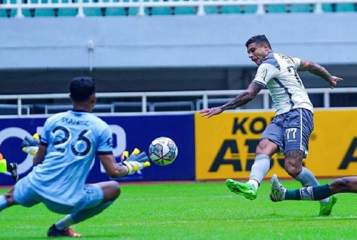 Persib Tundukkan Persikabo 1973, Luis Milla Puji Anak Asuhnya - GenPI.co JABAR