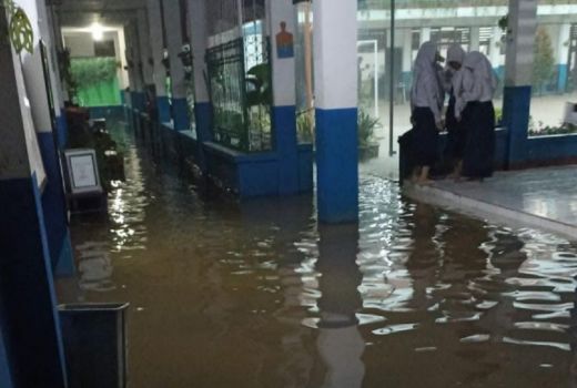 Banjir Kota Depok Rendam SMPN 13, Siswa Dipulangkan - GenPI.co JABAR