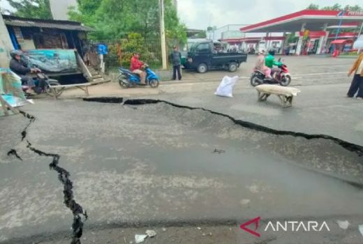 Jalan Cibolerang Bandung Ditutup Karena Ambles, Cek Jalur Alternatifnya - GenPI.co JABAR