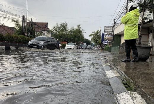 Banjir di Kabupaten Bandung, Warga Gunakan Perahu ke Jalan Raya - GenPI.co JABAR