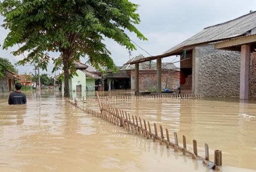 2 Sungai Meluap, Satu Desa Terendam Banjir di Karawang - GenPI.co JABAR