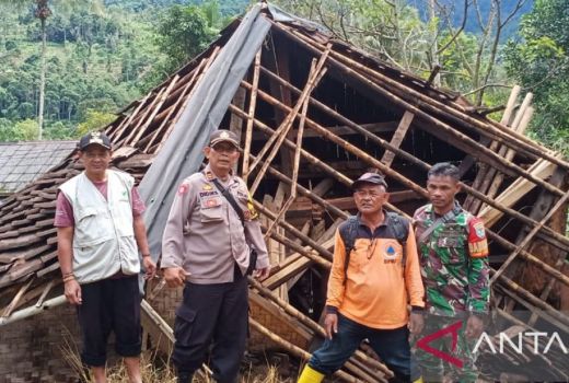Nyaris Rata Tanah, 2 Rumah di Sukabumi Rusak Berat Tertimpa Longsor - GenPI.co JABAR