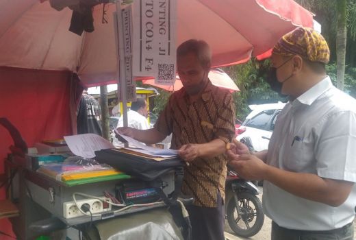 Tak Menyerah Terkena PHK, Ade Coba Peruntungan dengan Fotokopi Keliling di Depok - GenPI.co JABAR