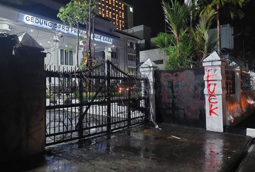 Demo Penolakan KUHP di DPRD Jabar Berakhir Ricuh, Puluhan Mahasiswa Diamankan - GenPI.co JABAR