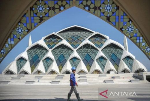 Viral Copet Berkedok Berhijab di Masjid Al Jabbar - GenPI.co JABAR