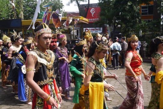 Ratusan Pelajar SMA di Bandung Raya Cosplay Wayang Orang - GenPI.co JABAR