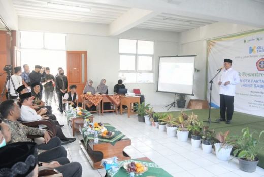 Tak Mau Kejadian di Sumsel Terulang, Wagub Jabar Beri Edukasi Hoaks ke Santri - GenPI.co JABAR