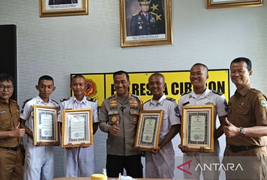 Aksi Heroik 4 Siswa SMKN Mundu Diganjar Penghargaan Polresta Cirebon - GenPI.co JABAR