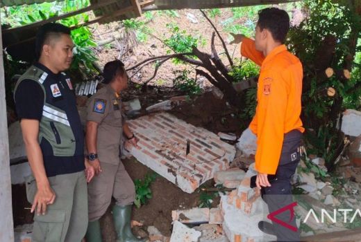 Tebing Setinggi 10 Meter Longsor Menimpa 1 Rumah di Sukabumi - GenPI.co JABAR