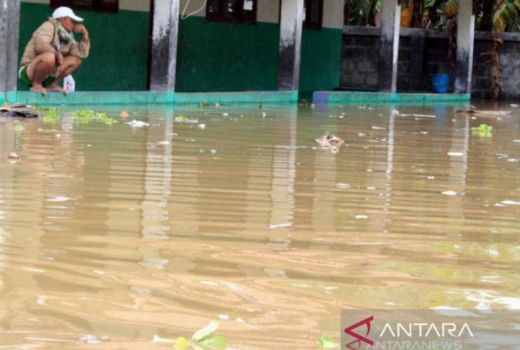 Karawang Banjir, Sejumlah Ruas Jalan dan Perkampungan Tergenangi - GenPI.co JABAR