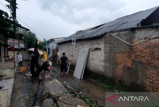 Bekasi Diterjang Angin Puting Beliung, 121 Rumah di Tiga Desa Rusak - GenPI.co JABAR