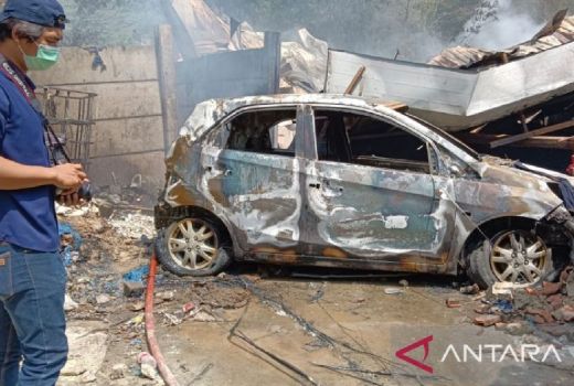 Kebakaran di Bekasi, 2 Rumah dan Mobil Hangus - GenPI.co JABAR