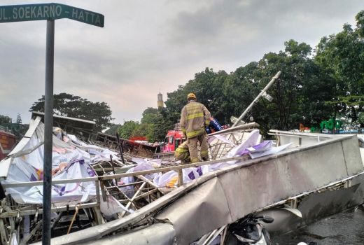 Bruk, Baliho di Kiara Condong Bandung Roboh Menimpa Kendaraan - GenPI.co JABAR