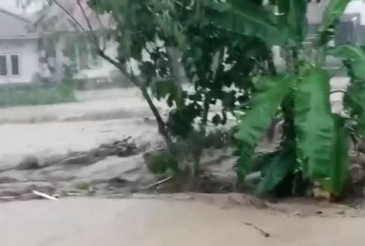 12 Rumah di Kuningan Rusak Diterjang Banjir Bandang, Ternyata ini Sebabnya - GenPI.co JABAR