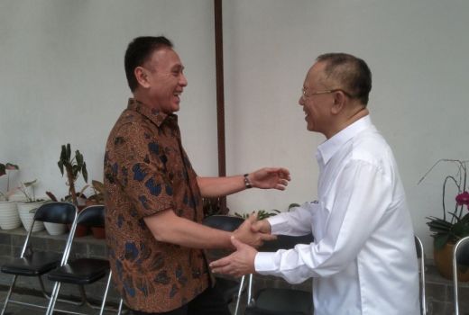 Temui Dada Rosada, Iwan Bule Sampaikan Niat Maju Pilgub 2024 - GenPI.co JABAR