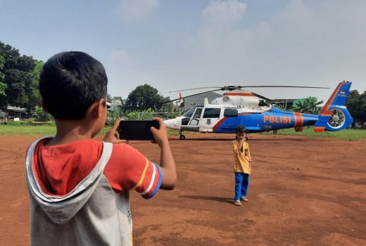 Helikopter yang Ditumpangi Ridwan Kamil Saat ke Kota Depok Diserbu Warga - GenPI.co JABAR