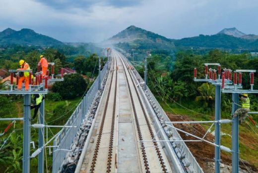 Pemasangan Jaringan Listrik Kereta Cepat Jakarta Bandung Nyaris Rampung - GenPI.co JABAR