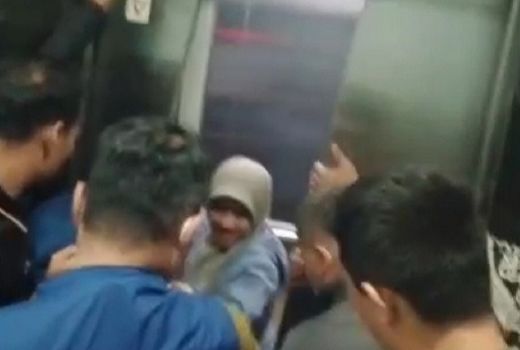 ASN Cantik Terjebak di Lift Disdik Kota Depok, Penyelamatan Berlangsung Dramatis - GenPI.co JABAR