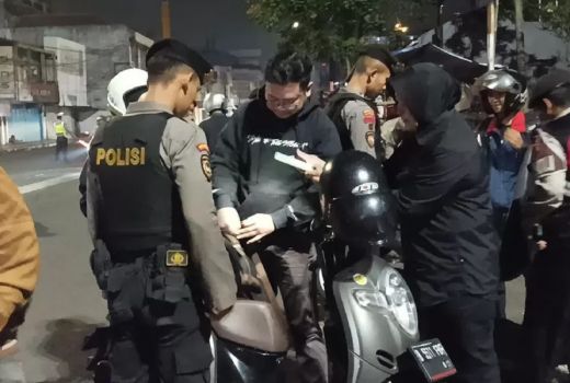 Lakukan Razia, Polisi Memergoki Pengendara di Bandung Bawa Senpi Palsu - GenPI.co JABAR