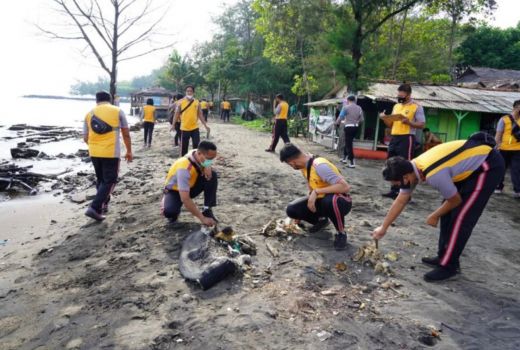 Kurangi Sampah Laut, Polres Batang Bersihkan Pantai Sigandu - GenPI.co JATENG