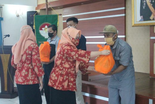 Bantu Masyarakat Kurang Mampu, DWP Jateng Beri Sembako - GenPI.co JATENG