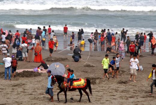 Menikmati Keindahan Pantai Suwuk di Kebumen, Bosan Hilang - GenPI.co JATENG