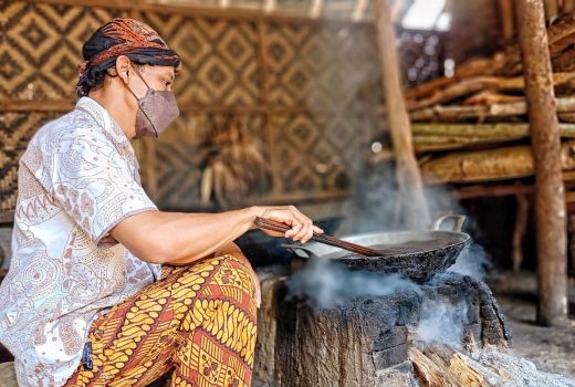 Minum Kopi Gula Jawa di Gubug Kopi Borobudur, Maknyuuss - GenPI.co JATENG