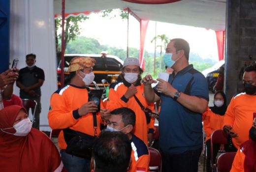 Hendi Ajak Warga Gunungpati Tanam Pohon, Biar Semarang Sejuk - GenPI.co JATENG