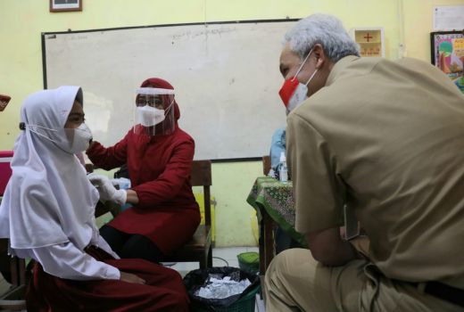 Ganjar Soal Vaksinasi: Anak-Anak Lebih Hebat, Tidak Nyang-Nyangan - GenPI.co JATENG
