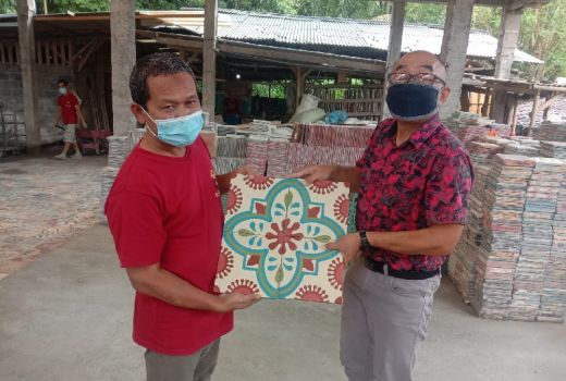 Wong Magelang Bikin Tegel Motif Corona, Dipesan Pak Prabowo Lho - GenPI.co JATENG