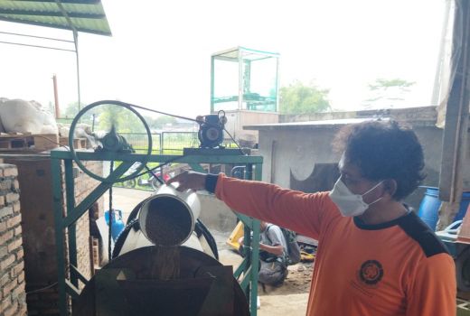 Jos! Peternak Ikan Magelang Produksi Pakan Harga Cuma Rp 9.000/Kg - GenPI.co JATENG