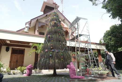 Wuih, Gereja di Klaten Ini Bikin Pohon Natal dari Sapu Lidi - GenPI.co JATENG