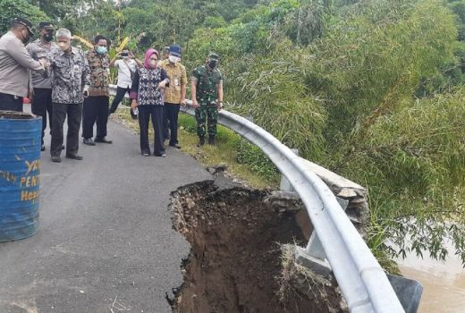 Talut Sungai Serayu Longsor, Perbaikannya Butuh Rp500 juta - GenPI.co JATENG