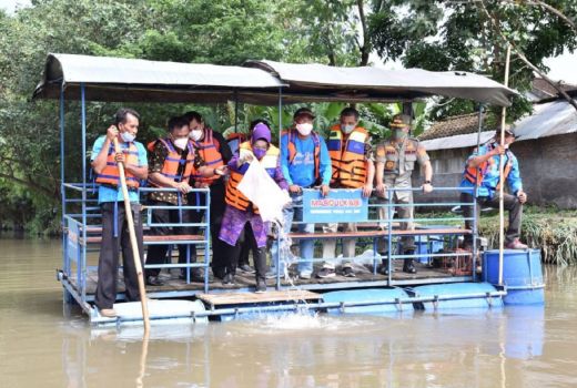 Lestarikan Ekosistem Sungai, Bupati Tebar 20.000 Benih Ikan - GenPI.co JATENG