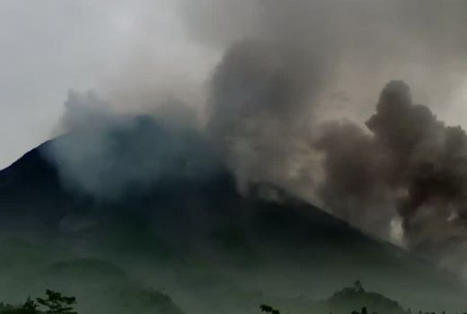 Gunung Merapi Semburkan 3 Kali Awan Panas, Tetap Waspada - GenPI.co JATENG