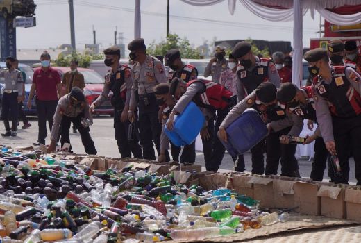 10.000 Botol Miras Dimusnahkan, Kapolres Klaten Beri Pesan Ini - GenPI.co JATENG