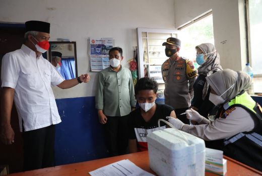 Sibuk Kerja Seharian? Warga Pemalang Bisa Vaksin Malam Hari Lho - GenPI.co JATENG
