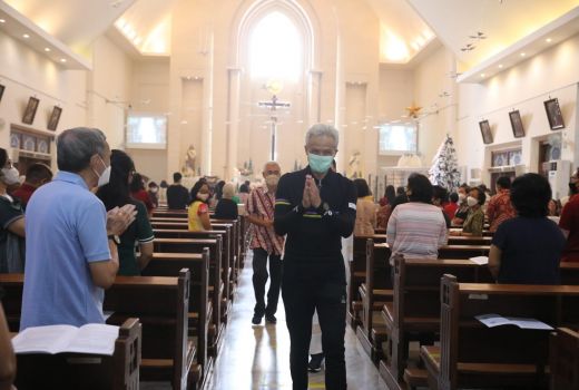 Sambil Gowes Pantau Misa Natal di Gereja, Ganjar Sampaikan Ini - GenPI.co JATENG