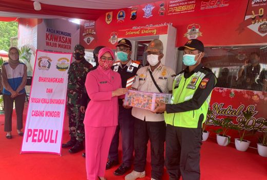 Bhayangkari Wonogiri Kunjungi Pospam Nataru, Pesannya Bikin Haru - GenPI.co JATENG