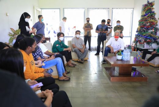 Temui Mahasiswa Rantau UKSW Tak Mudik Natal, Ganjar Pesan Ini - GenPI.co JATENG